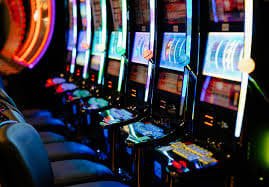Pengguna menikmati hiburan sport dan casino di perangkat mobile dengan antarmuka mudah